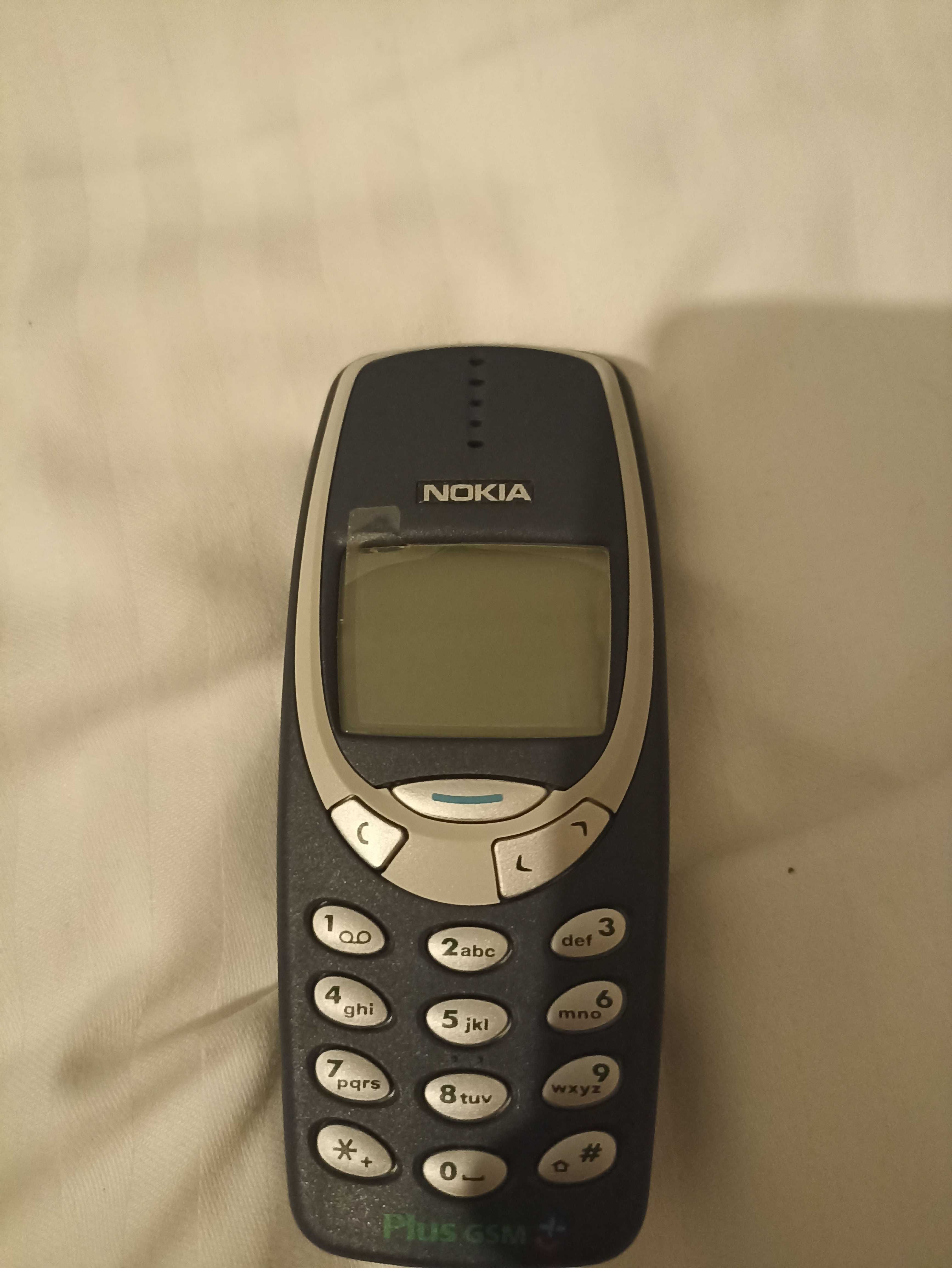 Widoczny na zdjęciu telefon to klasyczna Nokia 3310.