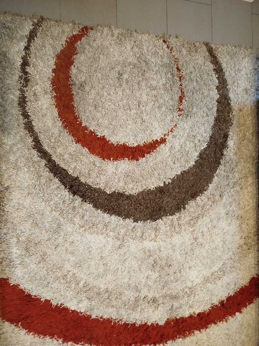 Tapete de sala em tons de vermelho e castanho