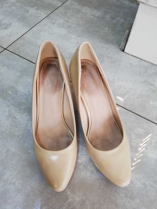 Buty na obcasie, kolor beżowy, r. 40