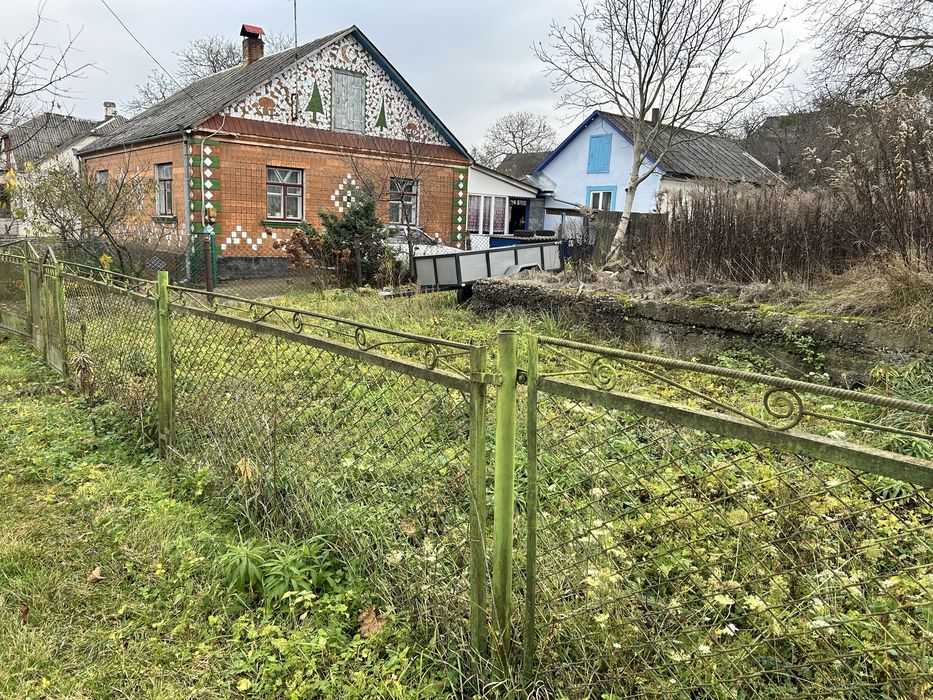 Земельна ділянка під забудову з невеликим будинком