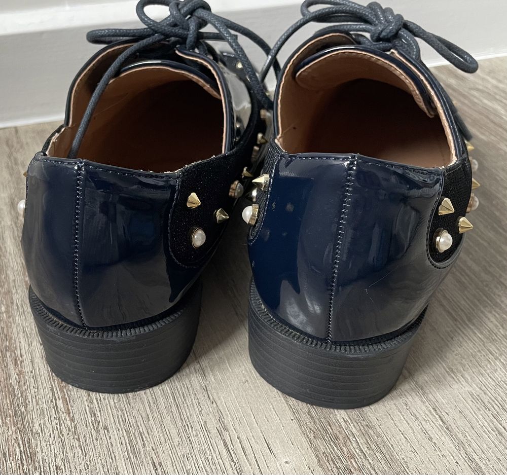 Sapatos rasos azuis envernizados com pérolas (Modern Galaxy, tam 37)