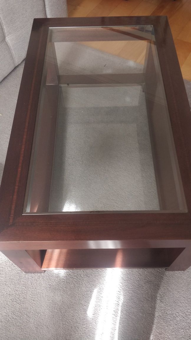Mesa de centro em madeira com duplo vidro