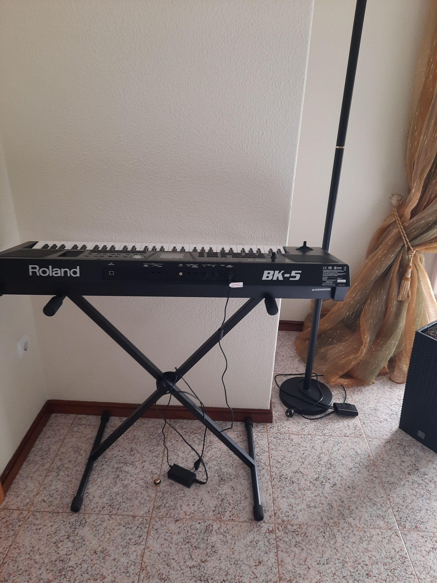 Piano como novo.