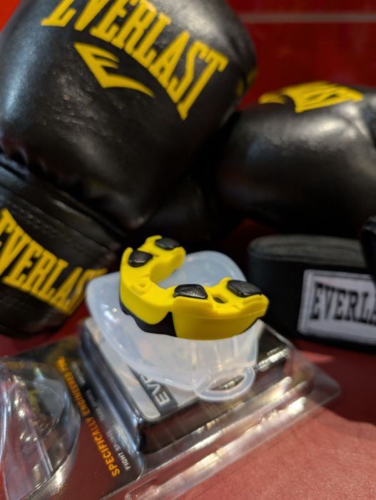Набор для бокса Everlast, перчатки боксерские+капа+бинты 4 м.