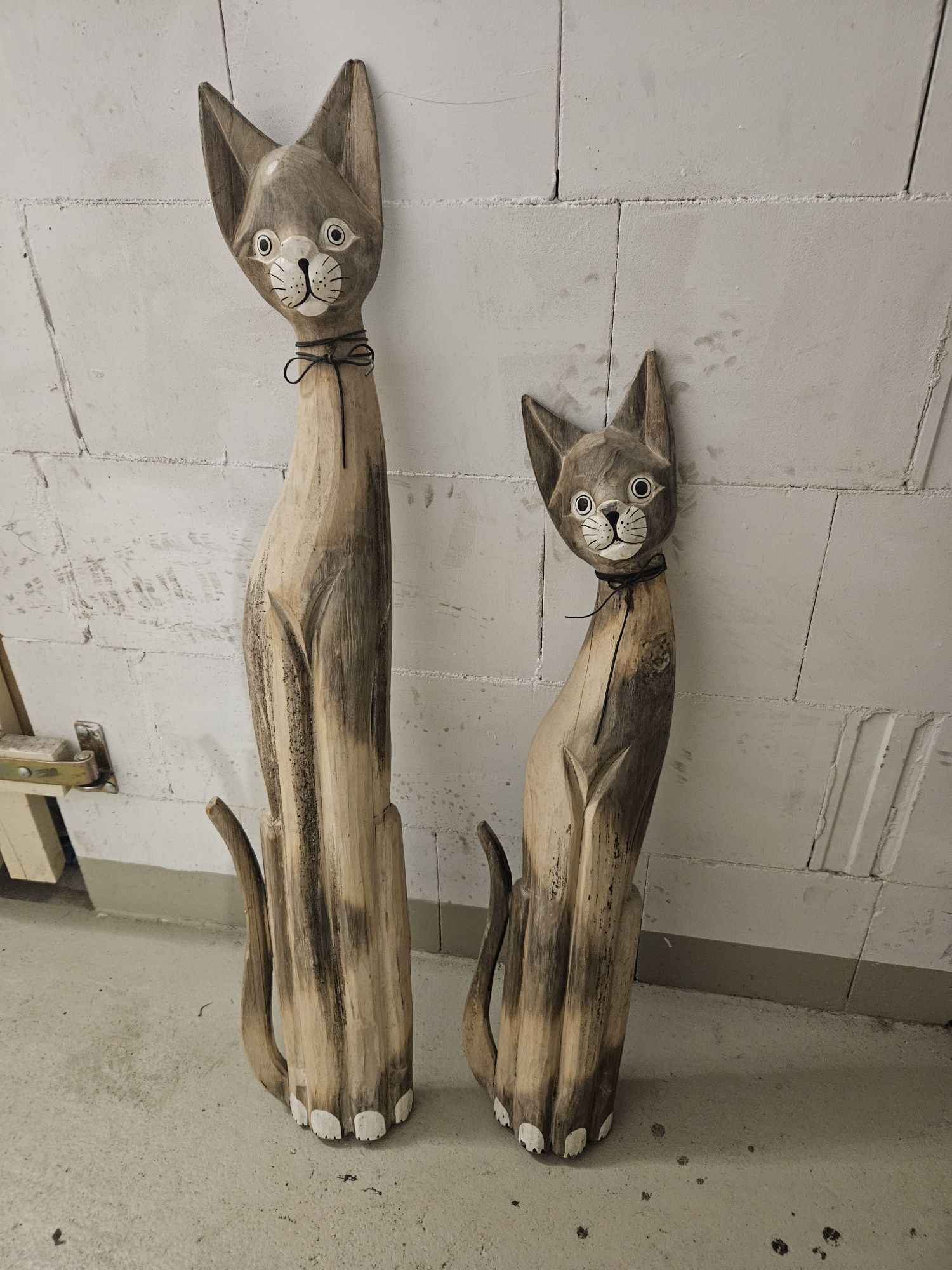Koty z drewna. Ozdoba.