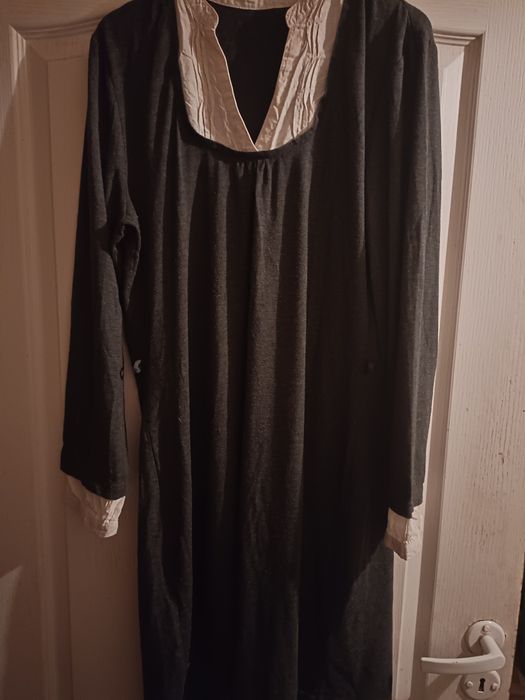 Elegancka sukienka z białym kołnierzykiem L