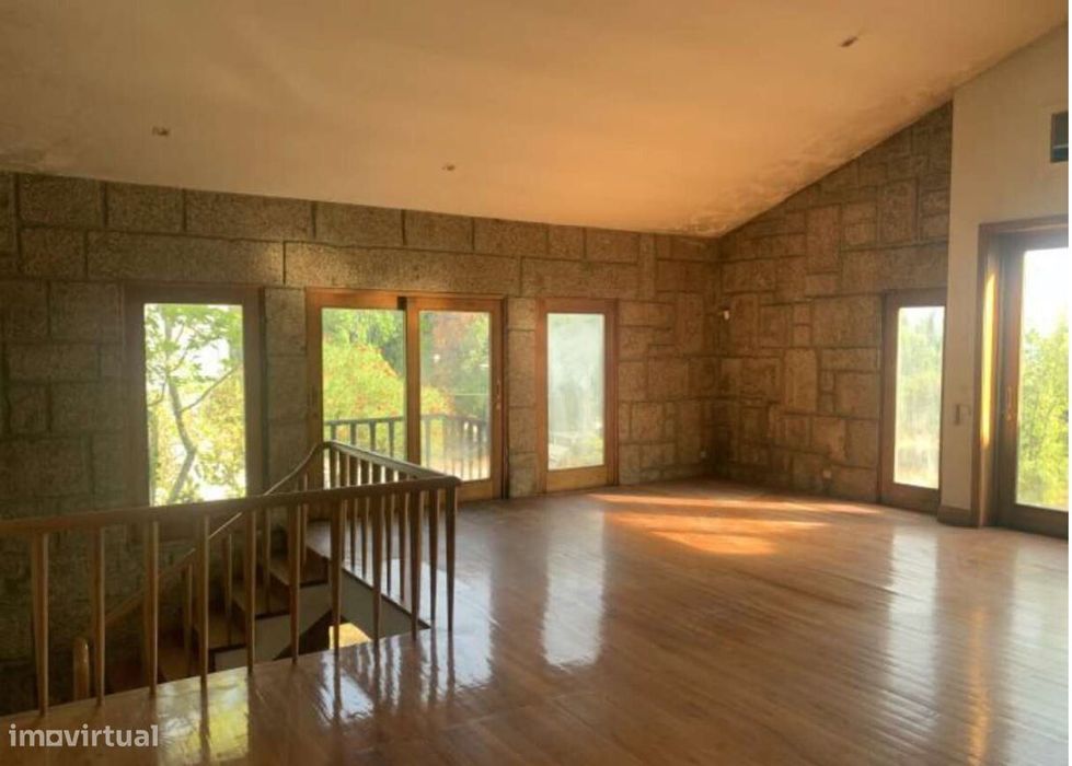 Moradia Isolada com Piscina e Jardim