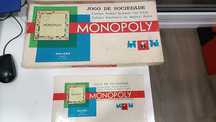 Jogo de tabuleiro Monopólio em muito bom estado.