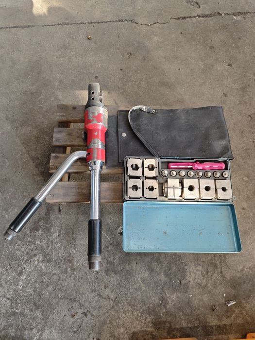 Zaciskarka do końcówek kablowych