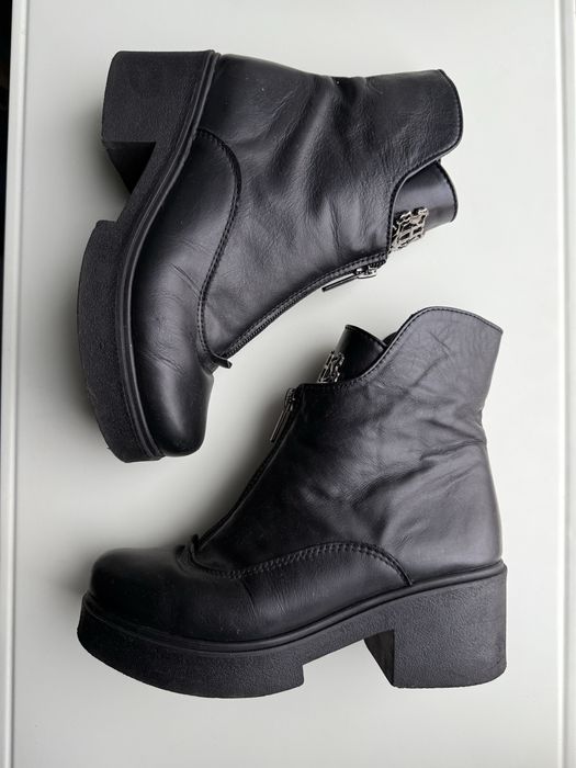 чорні зимові жіночі шкіряні черевики. Сапоги