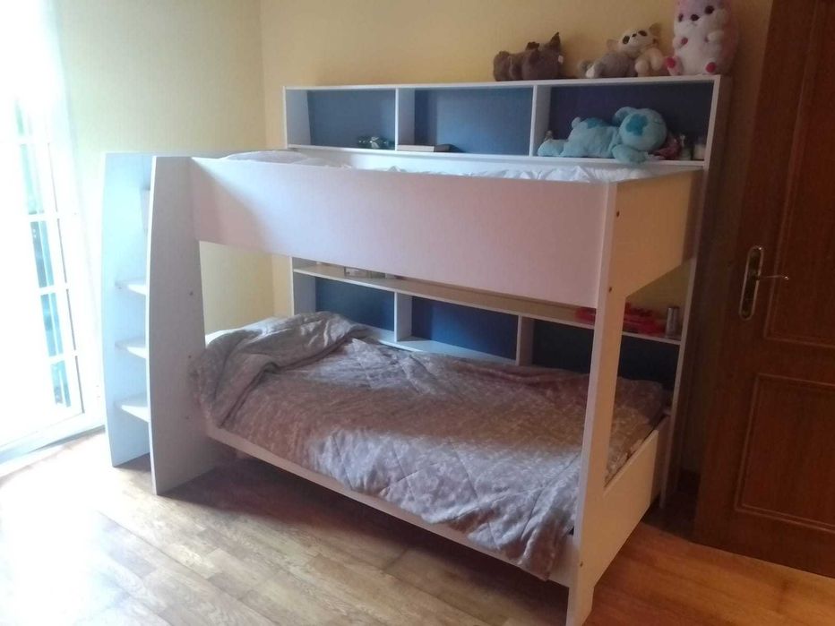 Beliche branco, robusto, com prateleiras/nichos