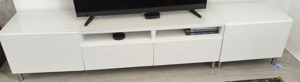 Vendo móvel tv, cor branco sem vidro. Tem 2.40 na totalidade