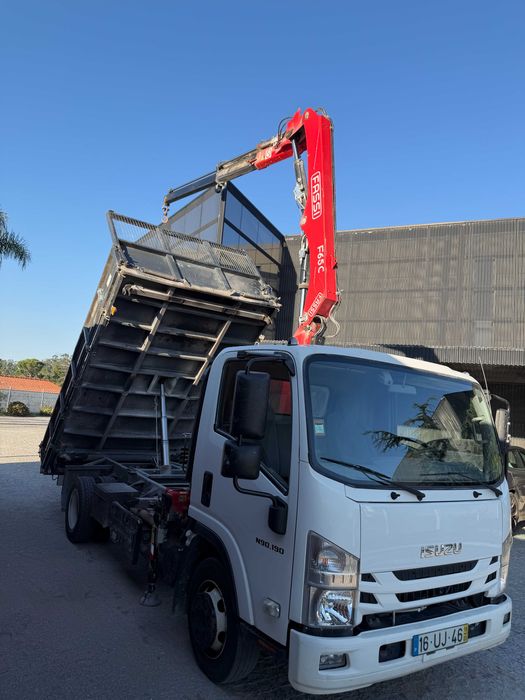 Isuzu 9T tribasculante com grua