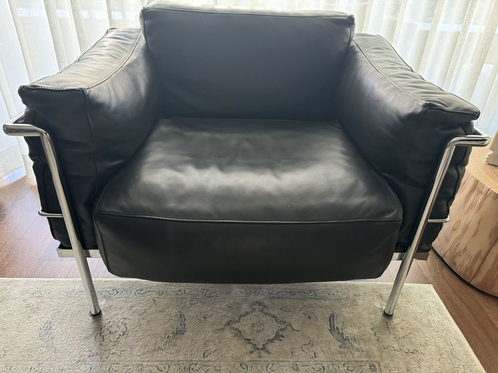 Sofa individual em couro preto