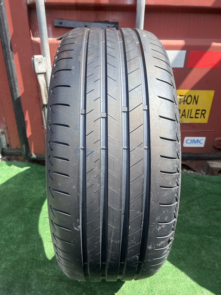 *Opona Bridgestone 255/50/21