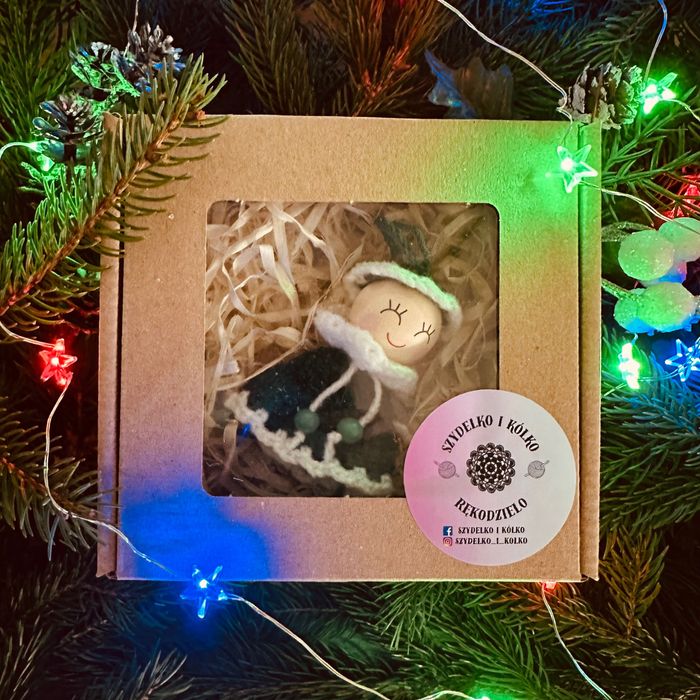 Szydełkowy skrzat ozdoba na choinkę handmade zielony