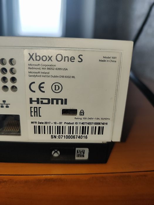 Xbox one s. Два геймпада.  Состояние идеал