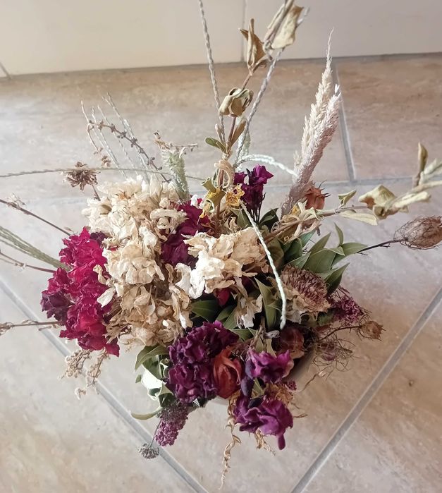 Ramos de flores secas em vaso decorativo