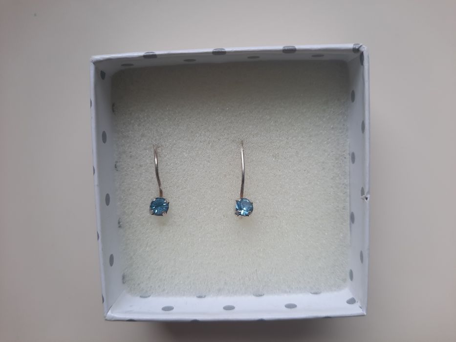 Srebrne kolczyki z niebieskim kryształkiem