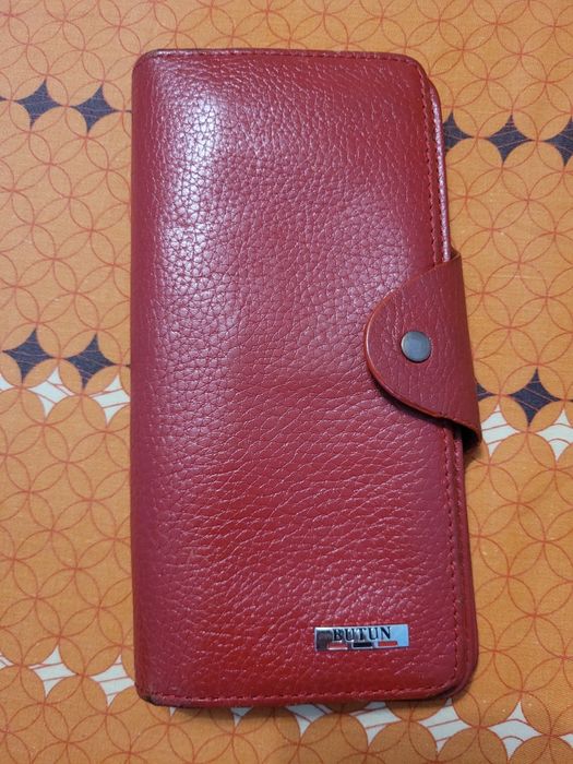 Красный кошелёк.