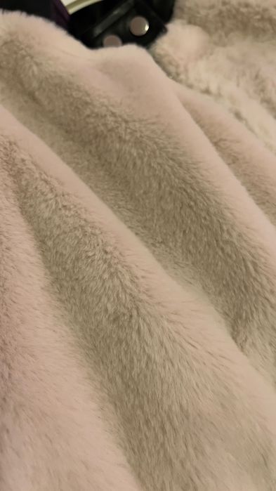 Розкішний молочний хутряний бомбер экошубка з еко -хутра на молнї s -m