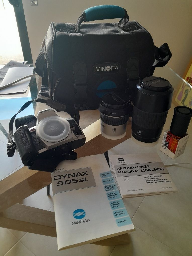 máquina fotográfica Minolta Dynax 505si de rolo com duas objetivas