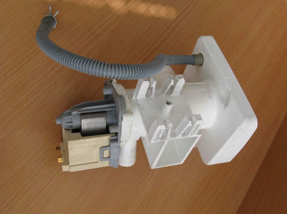 Насос (зливна помпа) Askoll M290889N у зборі пральної машини Zanussi