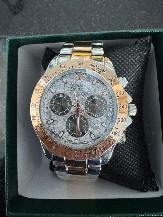 Relógio dourado quartz