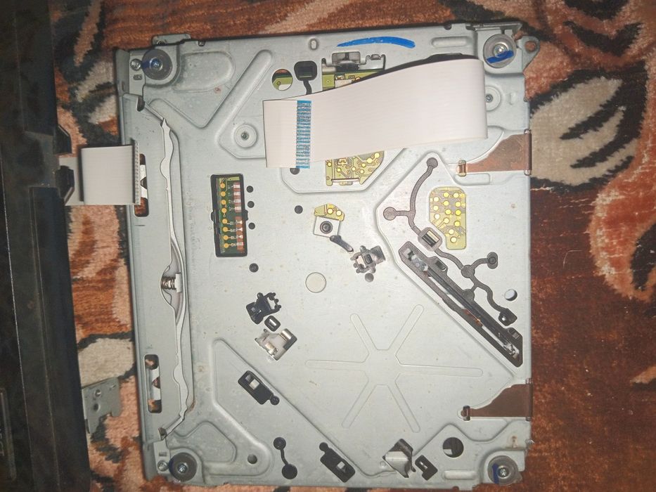 Запчасти от магнитолы VW RCD 310 — передняя панель + CD-дисковод