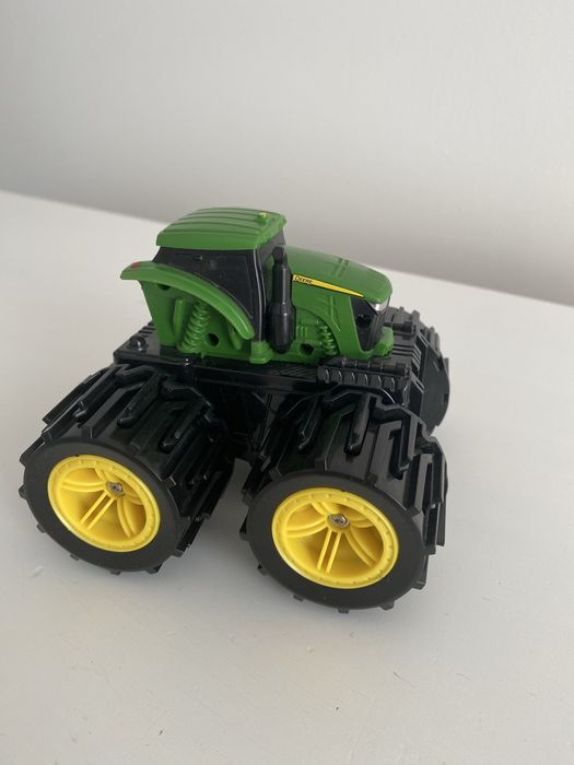 Traktor z rozsuwanymi kolami JohnDeere