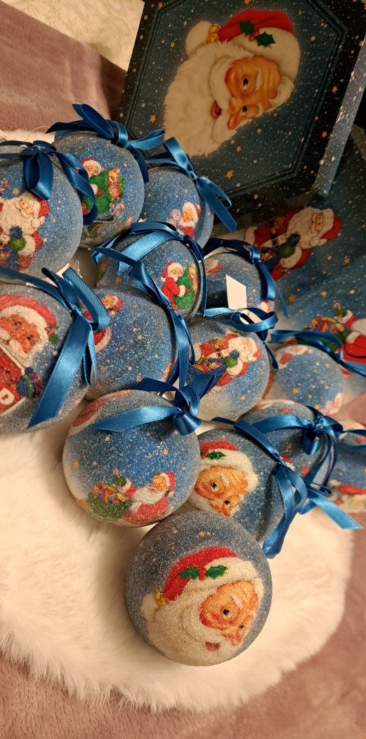 14 Bolas de Natal decoradas, com caixa de arrumação.