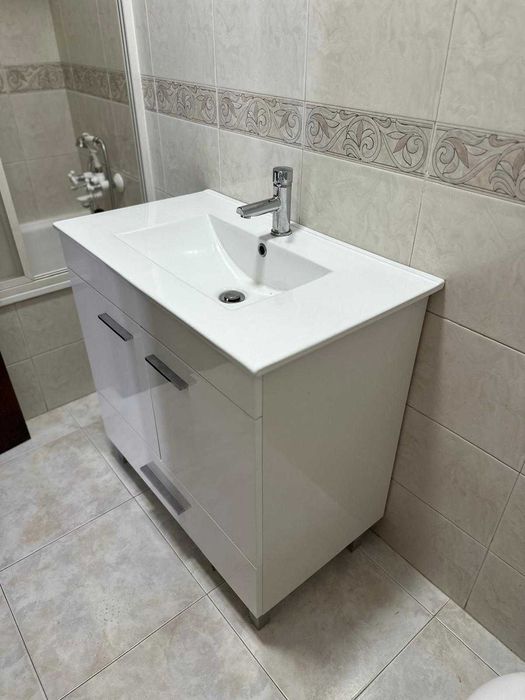 Móvel de casa de banho branco com lavatório – 80 cm – excelente estado