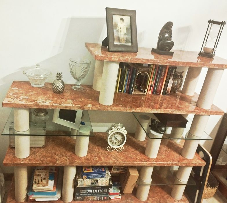 Móvel estante para sala em mármore e vidro