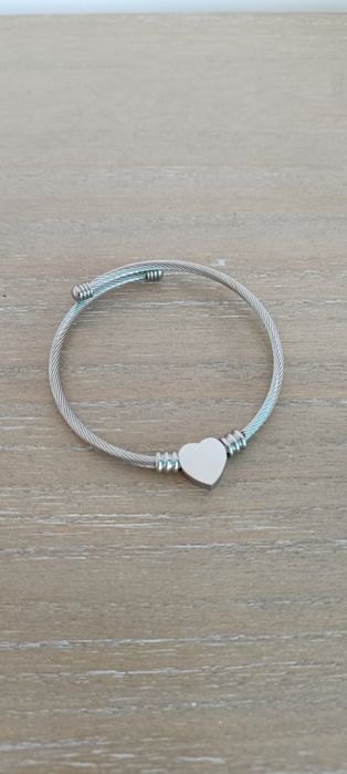 Pulseira prateada com coração, Novo