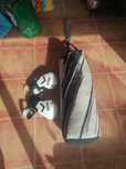 Saco de boxe com luvas