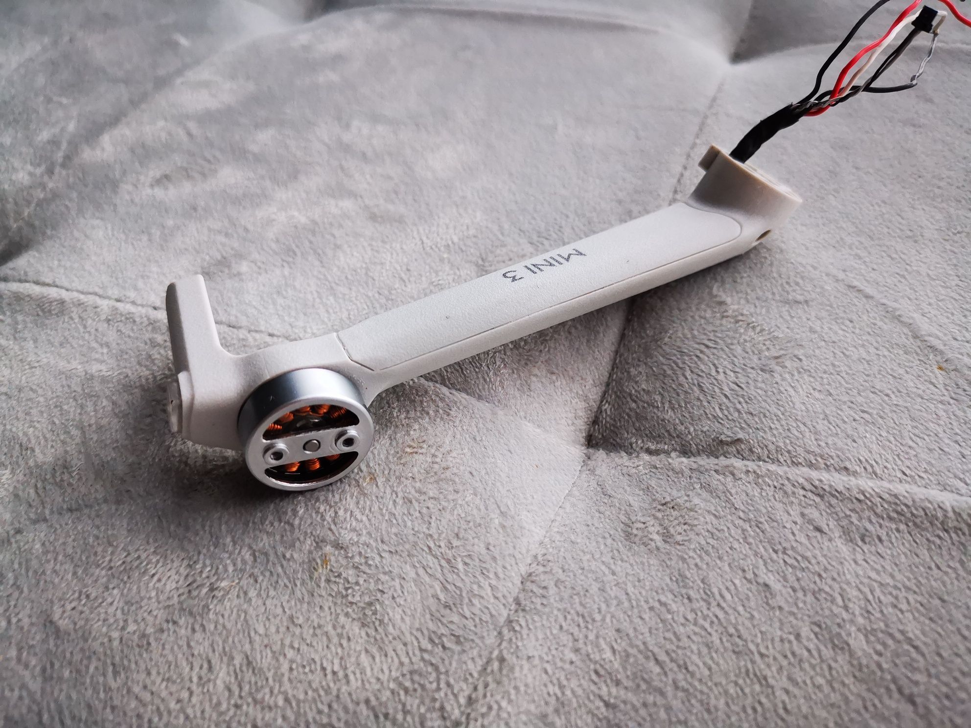 Przednie lewe ramię drona DJI Mini 3