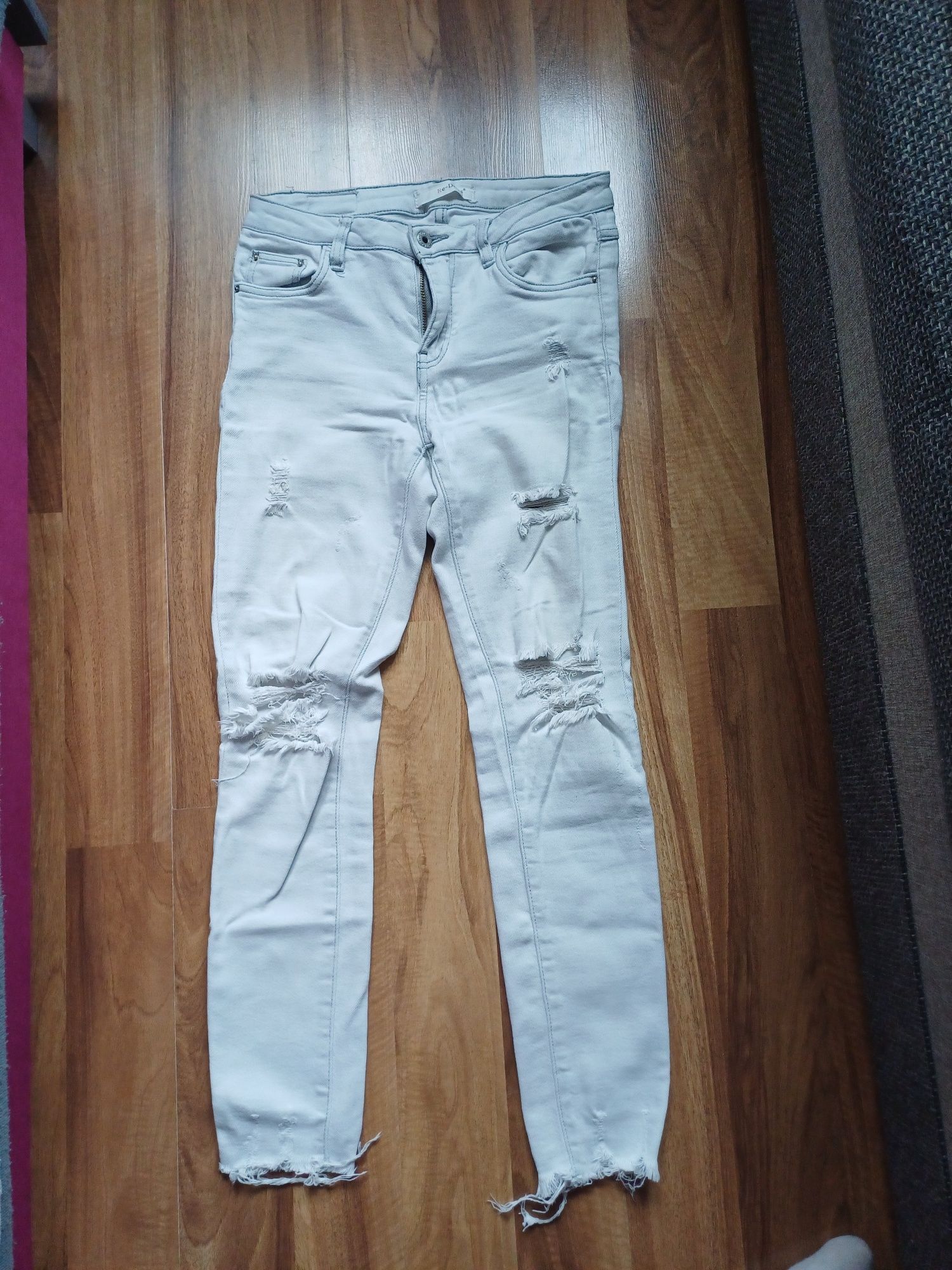 Spodnie jeansy  z dziurami przetarciami   r M