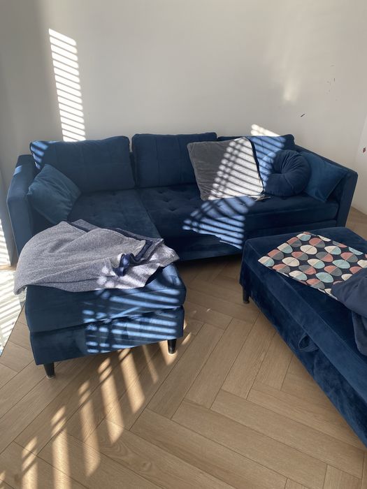 Naroznik granatowy Selsey kopenhaga z pufą czarne drewniane nóżki