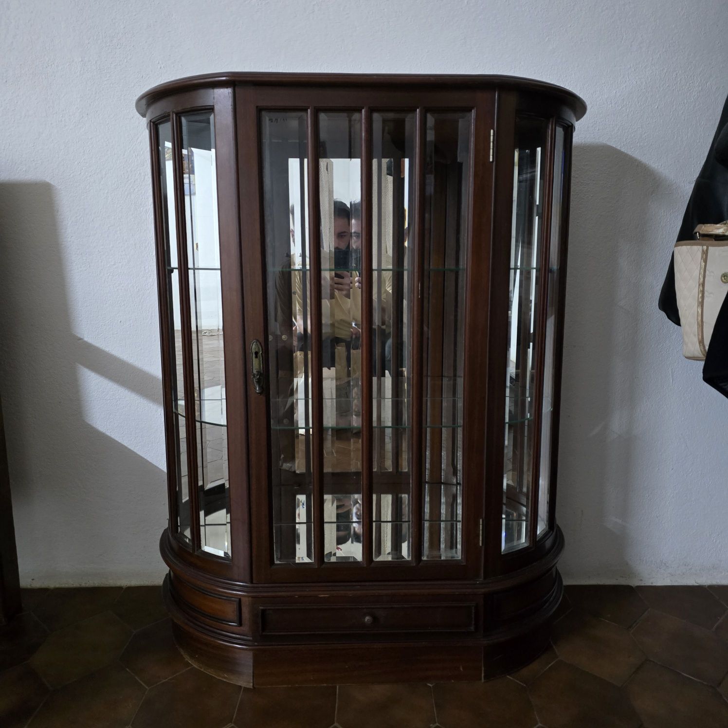 Cristaleira de vidro e madeira