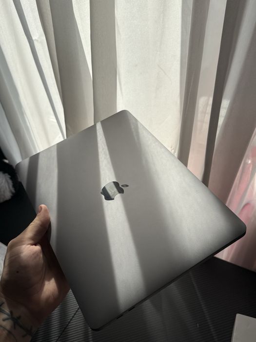 Продам MacBook Pro 2019