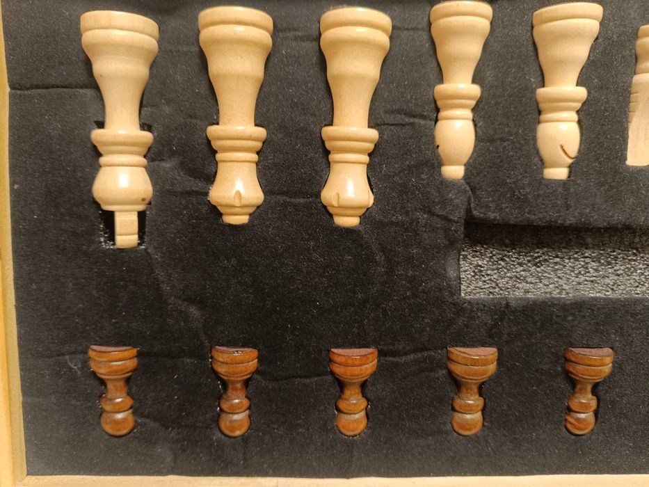 tabuleiro de damas e xadrez em madeira