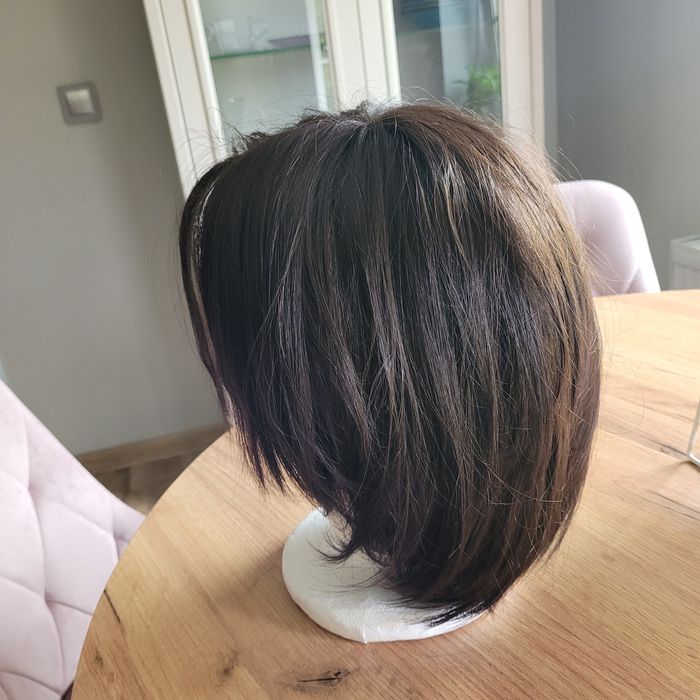 Peruka syntetyczna. Długość do ramion