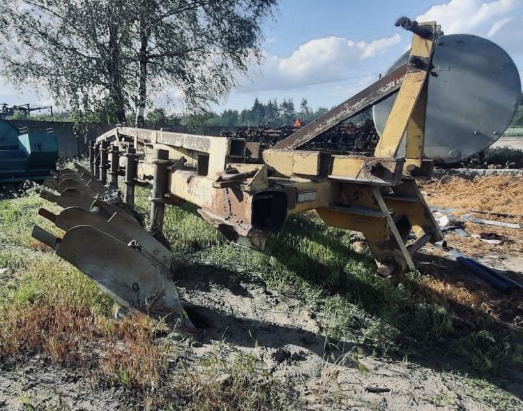 Кіровець К-701 + плуг 7 корпусів