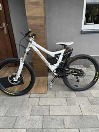 Rower commencal downhill