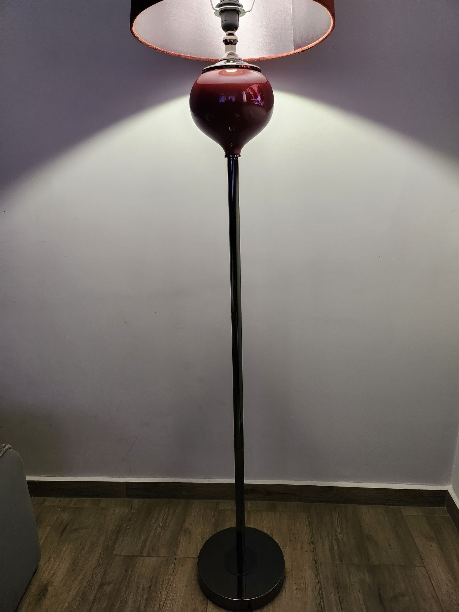 Lampa stojąca z welwetowym abażurem