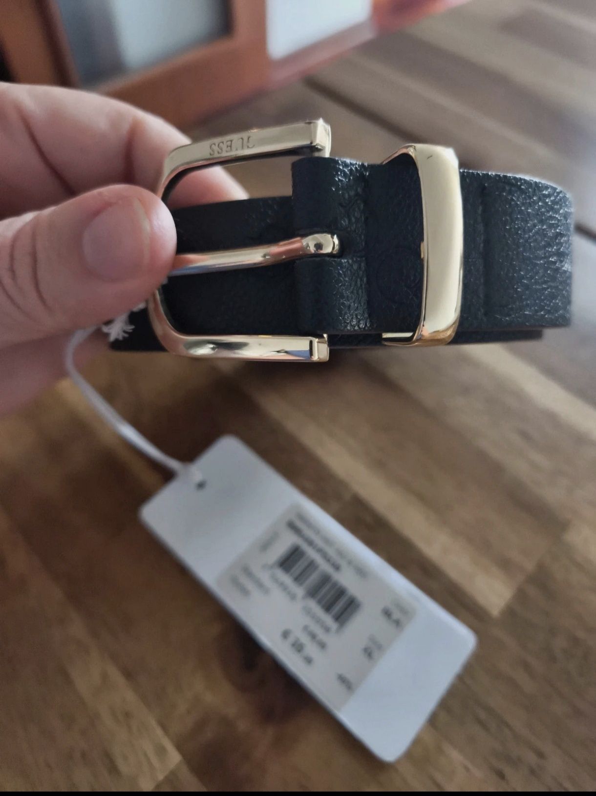 Cinto novo com etiqueta, original da Guess,pequeno defeitos nos furos