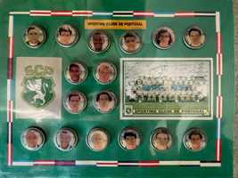 Placa/cartaz com conjunto de 16 pins do plantel do Sporting ano 94/95