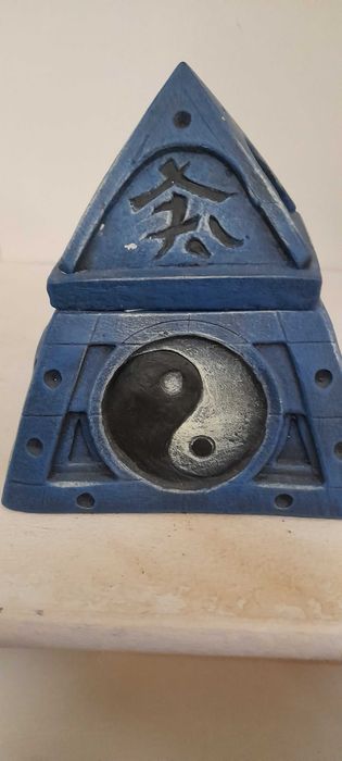 Guarda Joias em forma de pirâmide.