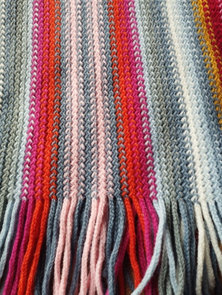 Cachecol ás riscas de senhora.