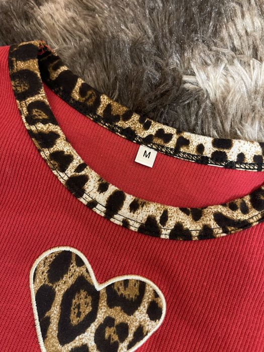 Топ з леопардовими деталями